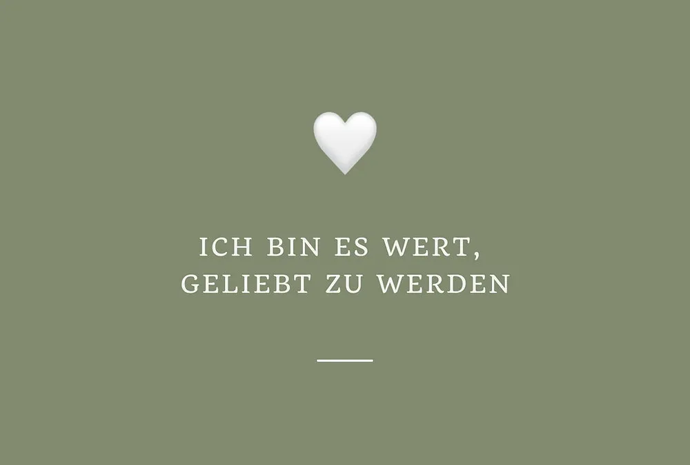Salbeigrüne Affirmationskarte mit weißem Herz und dem Schriftzug „Ich bin es wert, geliebt zu werden“