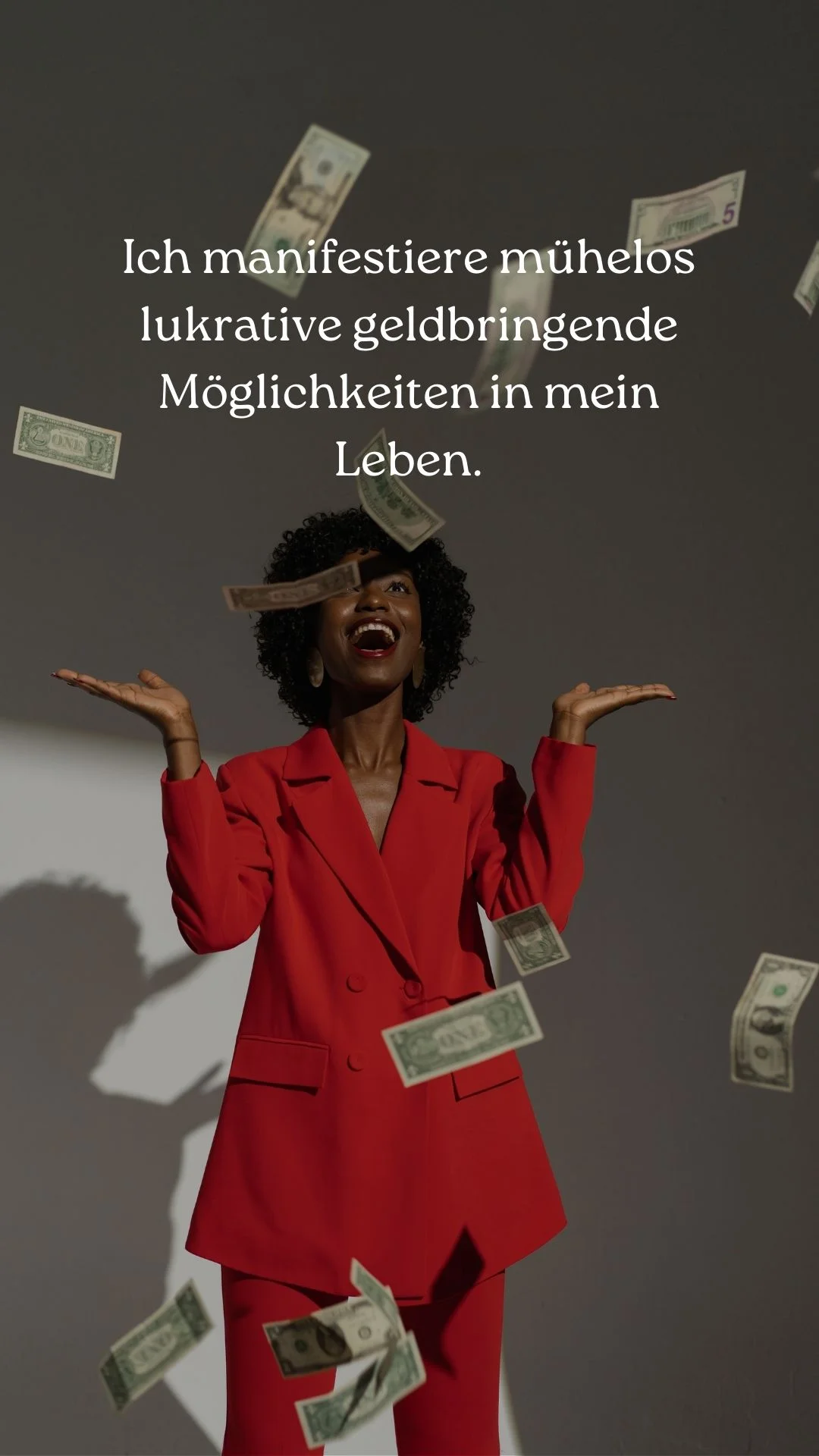 Geld-Affirmationskarte: eine Frau im roten Anzug inmitten fallender Dollarscheine, mit dem Text „Ich manifestiere mühelos lukrative geldbringende Möglichkeiten in mein Leben.“