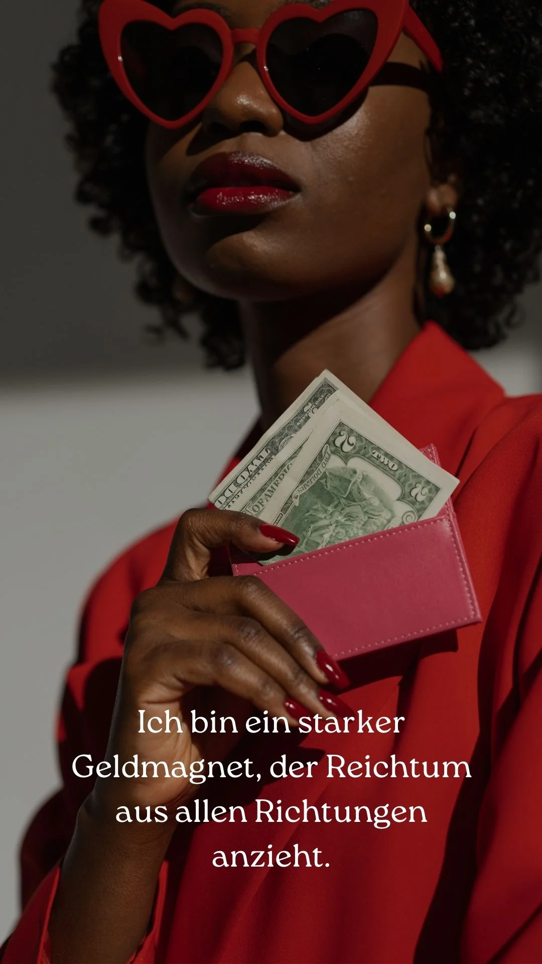 Geld-Affirmationskarte: eine Frau in Rot steckt Dollarscheine in ein rosa Portemonnaie, mit dem Text „Ich bin ein starker Geldmagnet, der Reichtum aus allen Richtungen anzieht.“