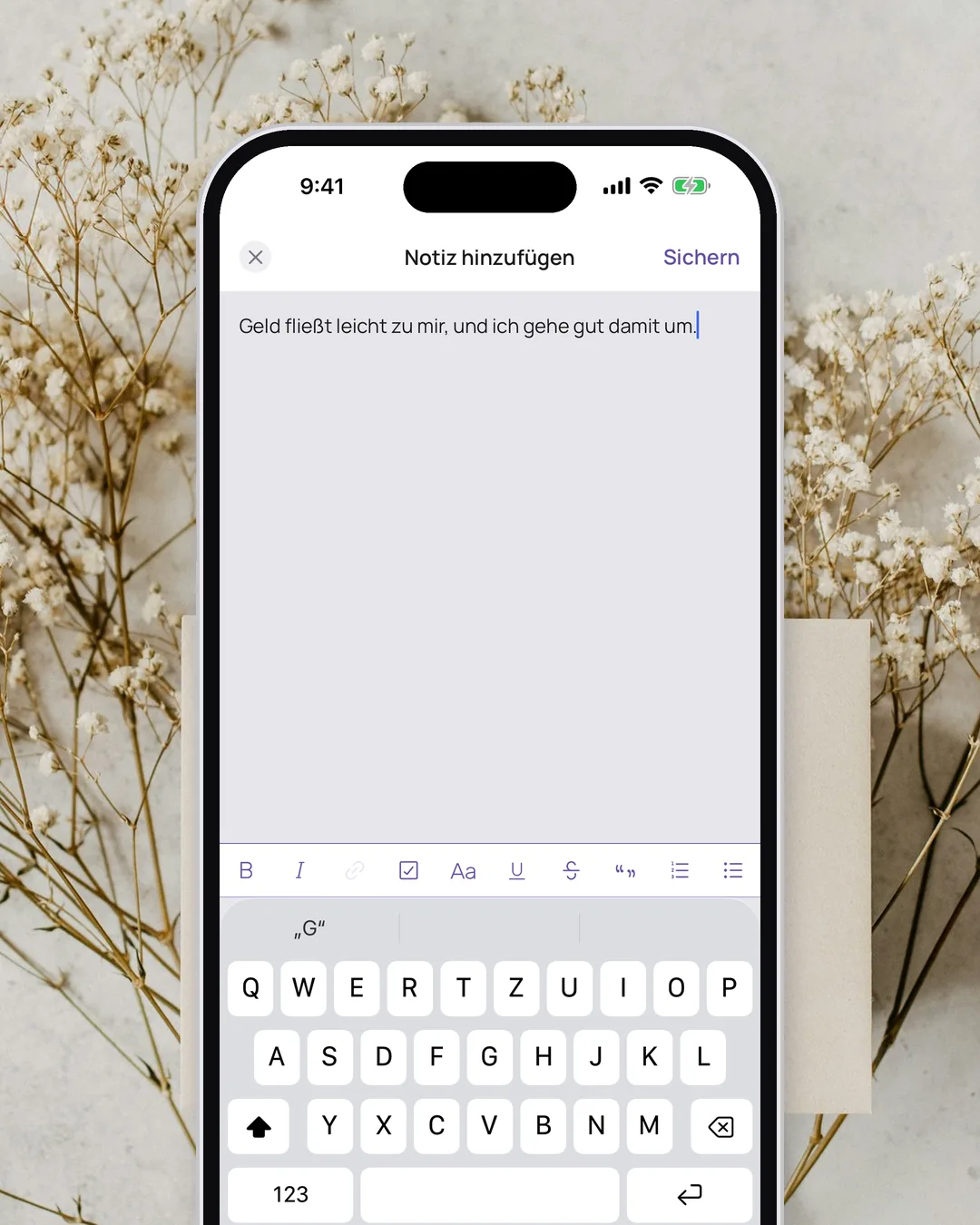 Eine Affirmation für den Bereich Reichtum wird als Notiz ins Feng Shui Bagua Board in VISIYA geschrieben