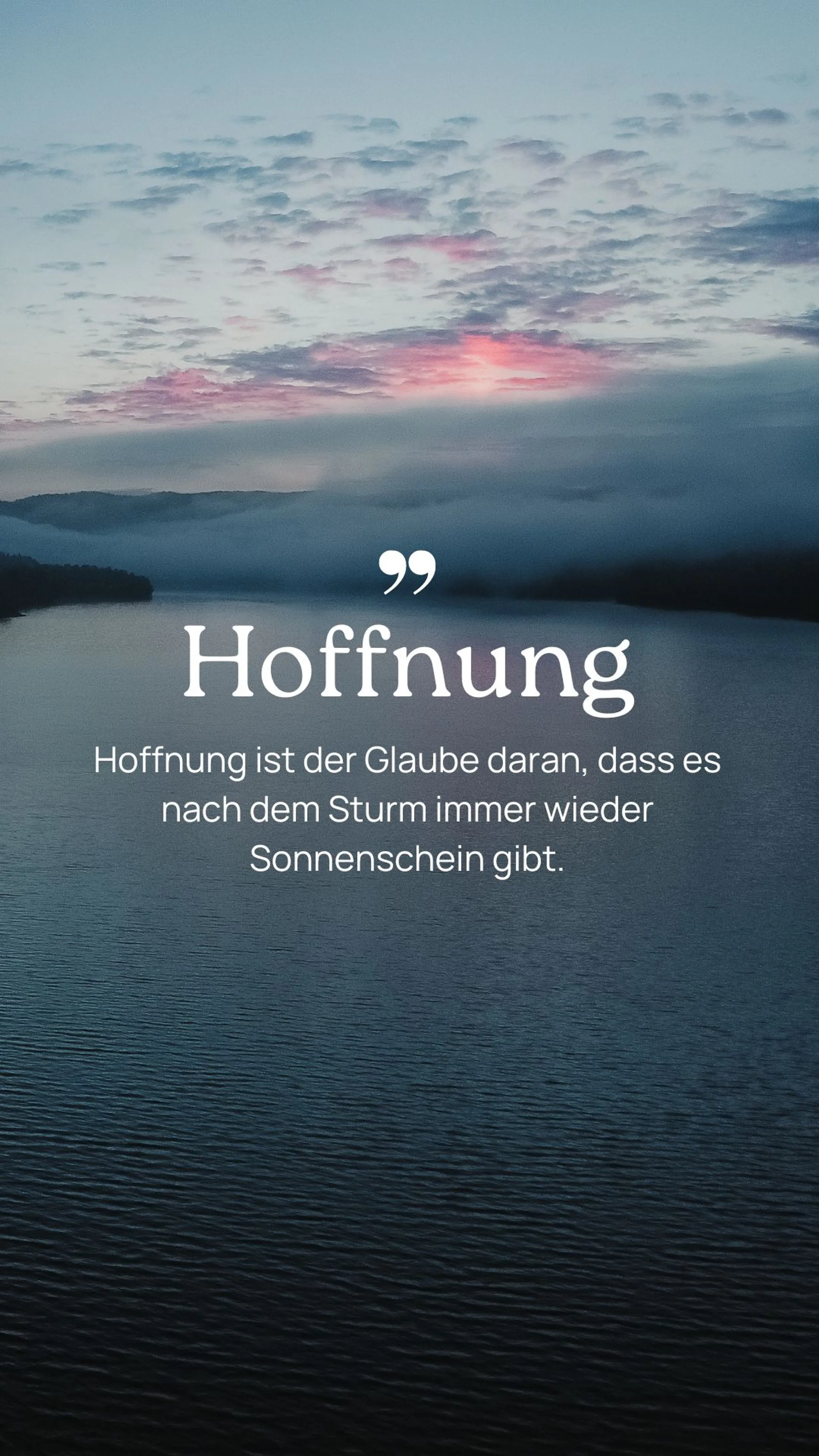 Ruhiger, neblig verhangener See im Morgenlicht mit dem Wort 'Hoffnung' und einem ermutigenden Spruch