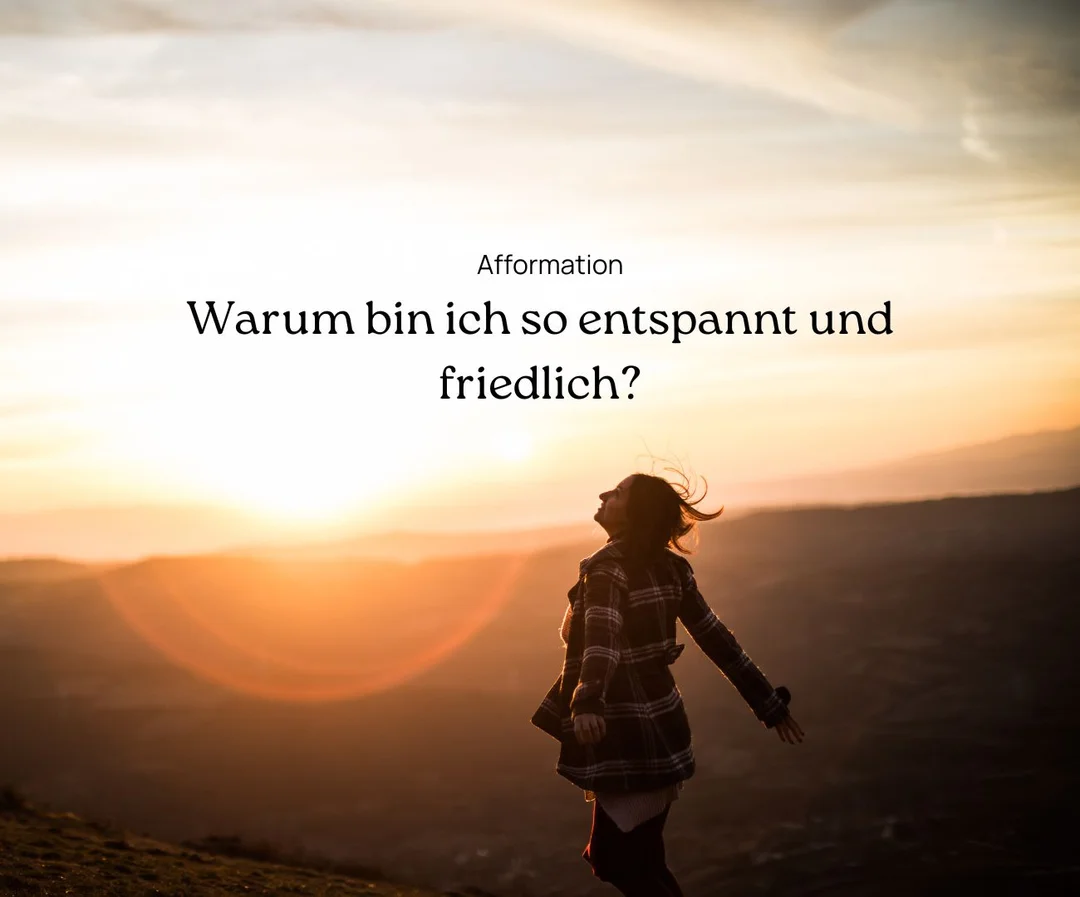 Afformation als Frage formuliert: „Warum bin ich so entspannt und friedlich?" vor einem Sonnenaufgang