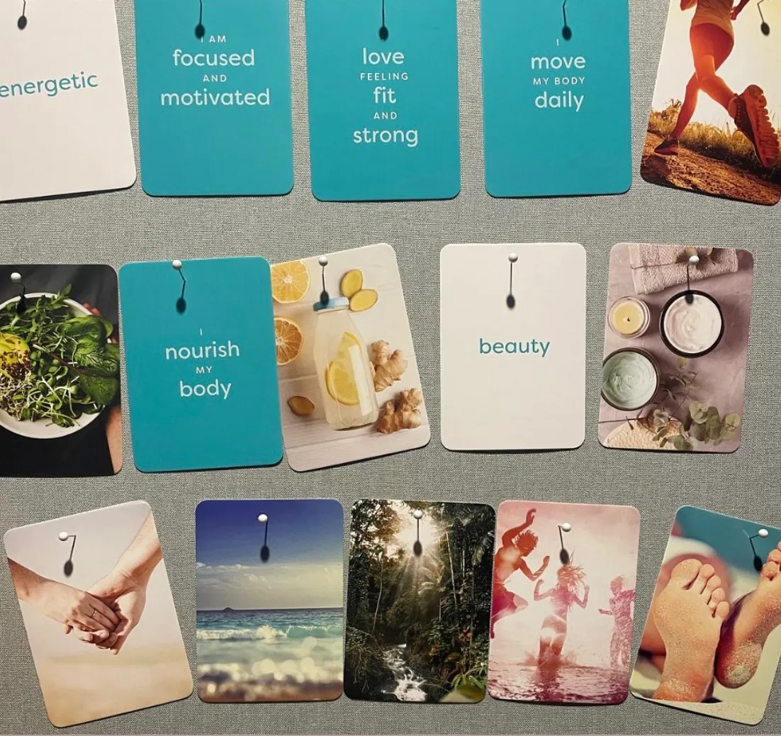 Vision-Board-Affirmationskarten mit Fotos und Sätzen wie focused and motivated, nourish my body und beauty