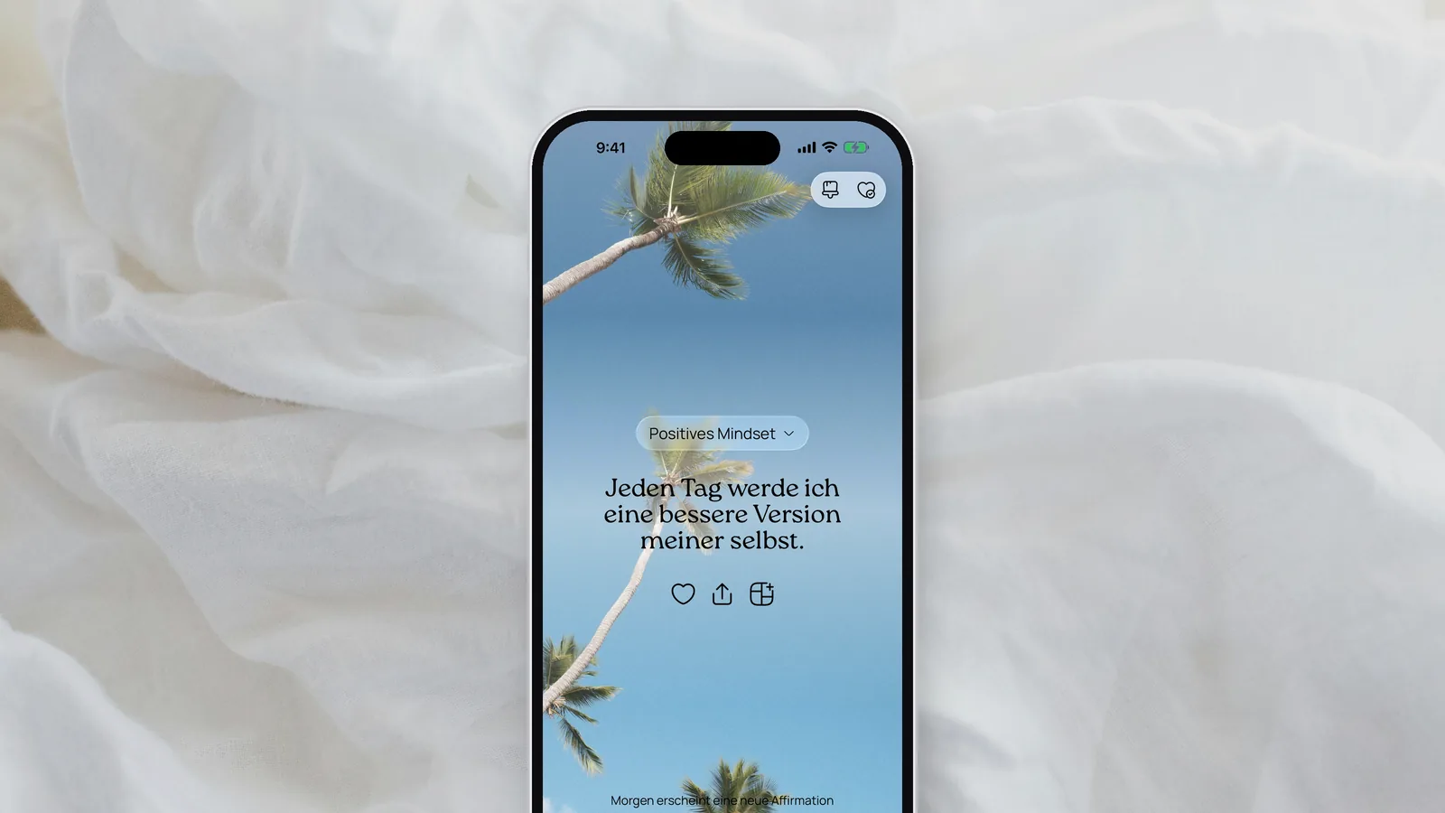 Die Affirmation des Tages in der VISIYA-App: „Jeden Tag werde ich eine bessere Version meiner selbst“ vor einem Himmel mit Palmen