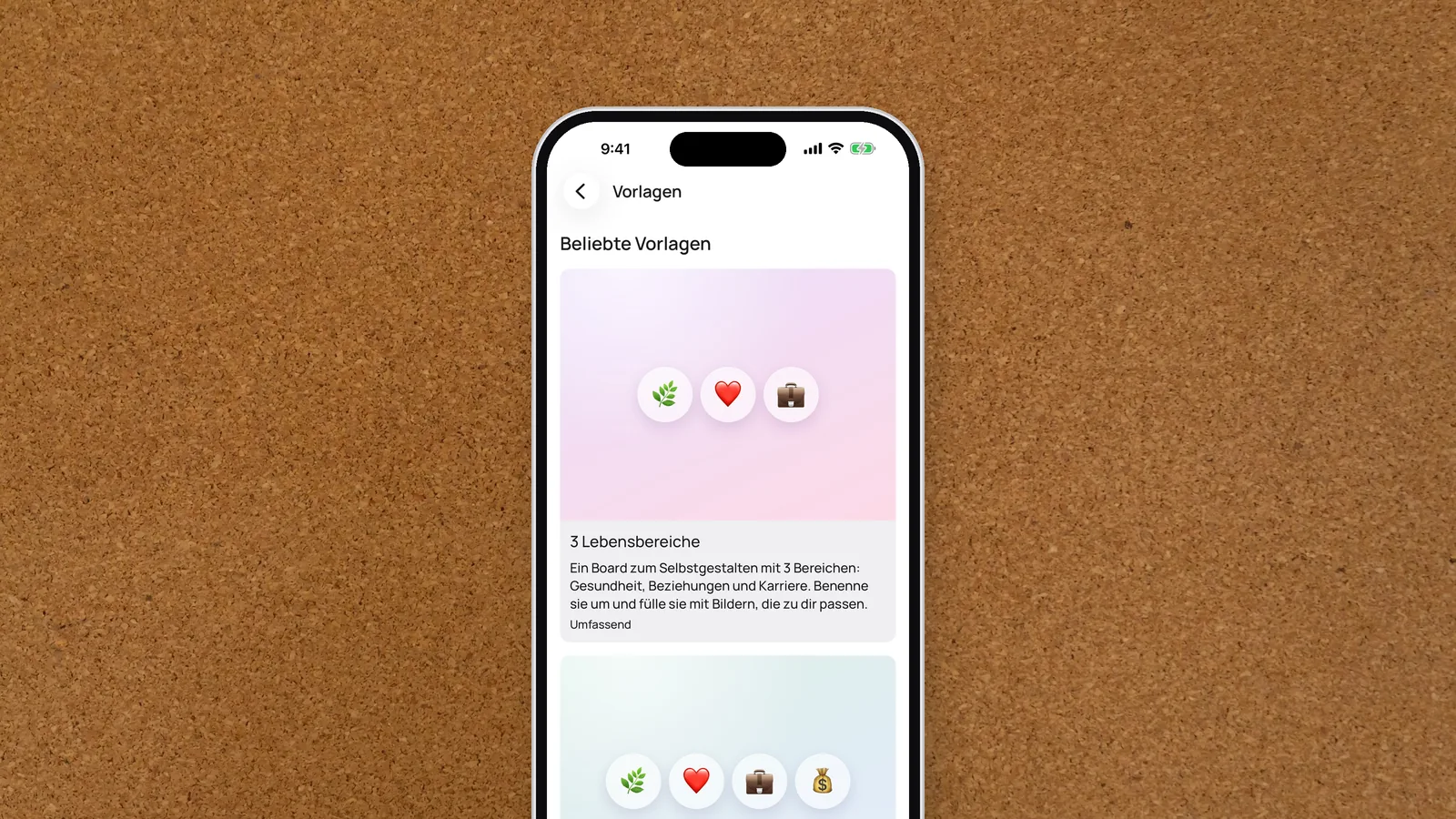 Ein iPhone mit der Vorlagen-Übersicht der VISIYA-App vor einer leeren Korkpinnwand